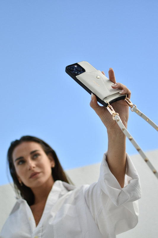 Carcasa iPhone Cuero Vegano Blanco con Strap Tachas