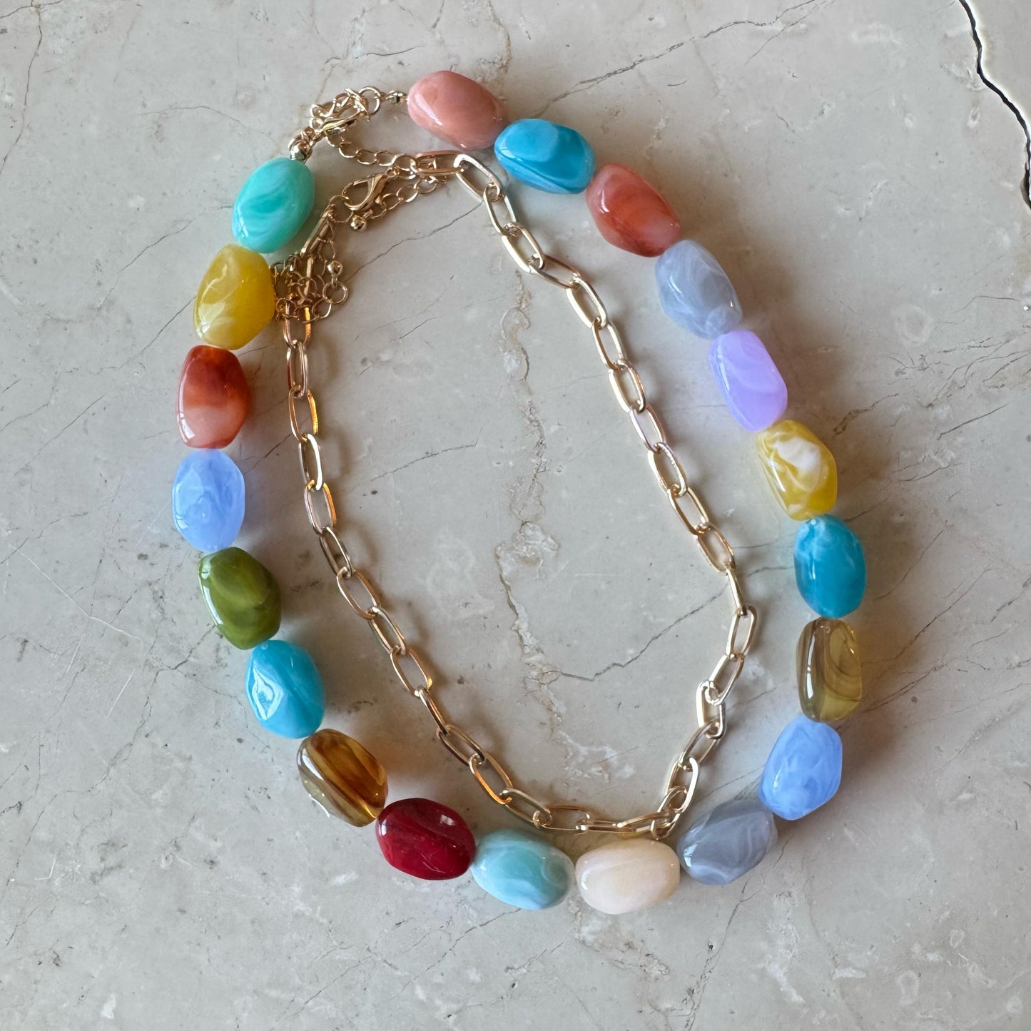 Collar Piedra Colores y cadena dorada