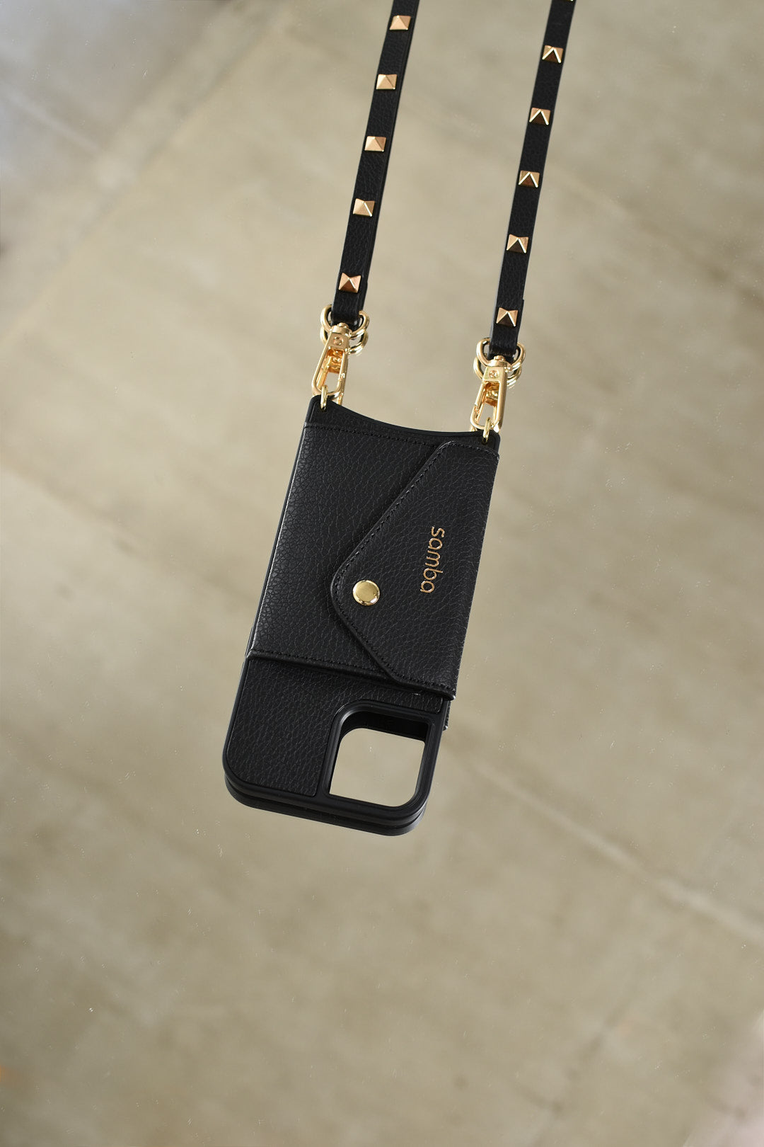 Carcasa Cuero Vegano Negra con Strap Tachas