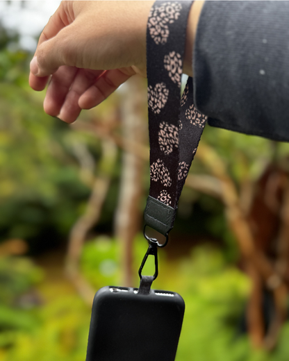 Lanyard corto de muñeca Negro Corazones print