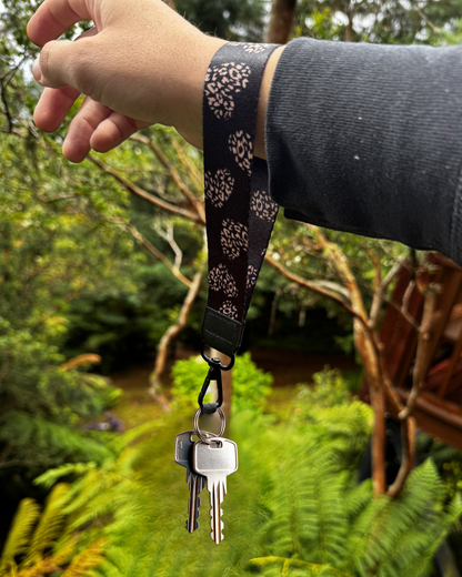 Lanyard corto de muñeca Negro Corazones print